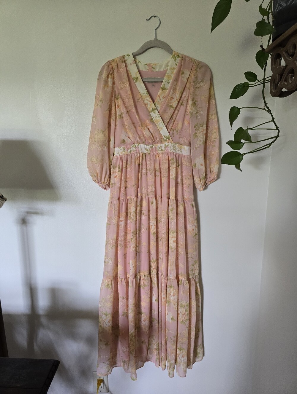 TAYLOR size 2 Beautiful Peach Pink Floral Long Sleeve Feminine Dress